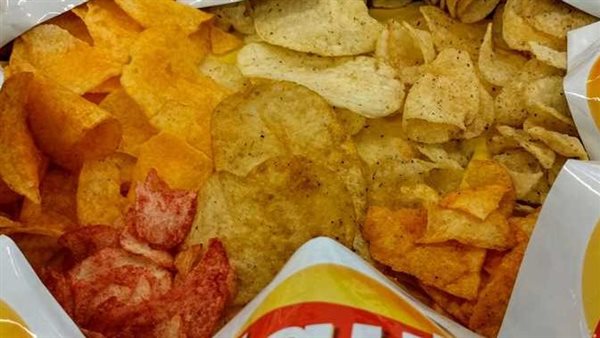 تسلية عابرة أم قنبلة من المخاطر؟.. أضرار ترند كيس الشيبسي