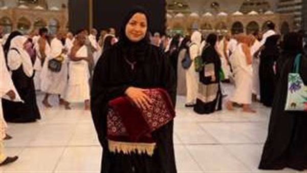 من أمام الكعبة.. ماذا طلبت منى فاروق من الجمهور بعد تعرضها لوعكة صحية؟ | شاهد