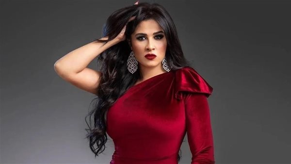 فستان مجسم.. ياسمين عبدالعزيز تشعل السوشيال ميديا بهذه الإطلالة | شاهد 