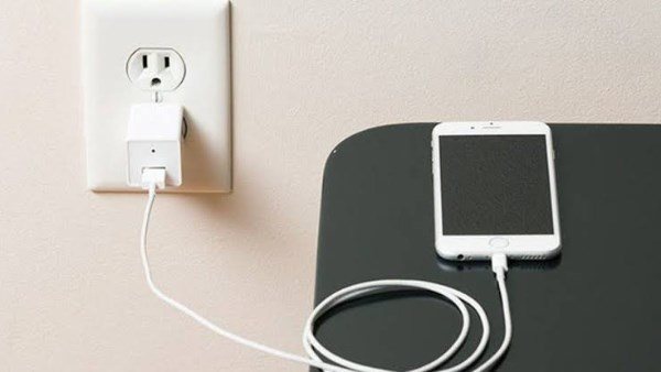  أضرار تصل إلى الحرائق.. ماذا يحدث حال ترك الشاحن متصلا بالكهرباء؟