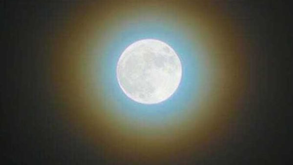 هذا أفضل وقت لرصده.. ماهي ظاهرة طوق إكليل الذي يظهر حول القمر في الشتاء؟