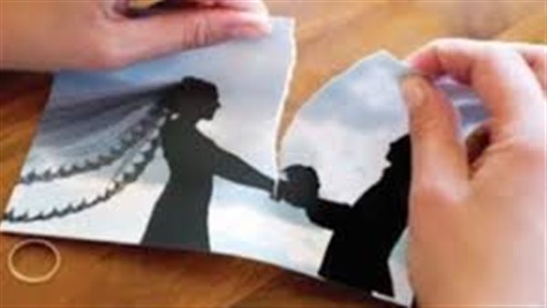 كسرتلي النضارة عشان عشيقها يهرب من أوضة النوم.. ياسر يطلب تطليق زوجته في محكمة الأسرة