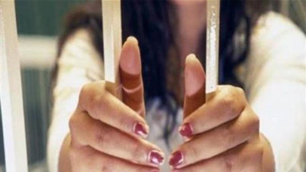  أم بلا قلب..بكاء ابنتها أفسد عليها سهرتها الحمراء مع عشيقها فتخلصت منها