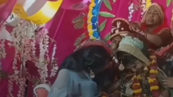 فيديو يحصد الملايين.. عروس تنهار بالبكاء في يوم زفافها فما السبب؟ | شاهد 