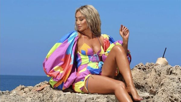 بالكارو.. مايا دياب تثير الجدل بإطلالة جريئة | شاهد