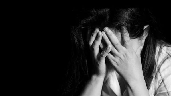 بسبب التاتو والبرسينج.. حنان تطلب خلع زوجها في محكمة الأسرة