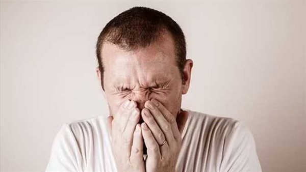 5 أضرار تهدد صحتك..ماذا يحدث لجسمك عند كتم العطس؟
