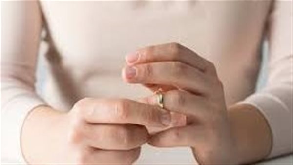 طلع متحرش.. سيدة تصرخ داخل محكمة الأسرة لخلع زوجها