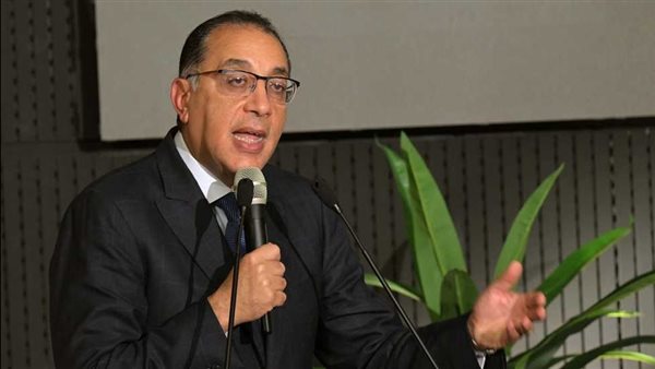 بعد تعرض رئيس الوزراء لدوار على الهواء.. أحمد موسى: يعمل على مدار الساعة | فيديو