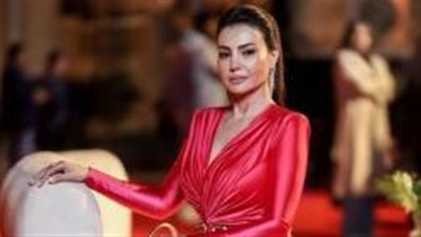  إطلالة ملكية.. دينا فؤاد تثير ضجة على السوشيال ميديا بفستان أحمر | شاهد