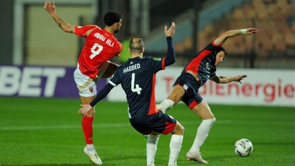 ماذا حدث داخل غرفة ملابس النادي الأهلي بين شوطي مباراة شباب بلوزداد؟ | فيديو