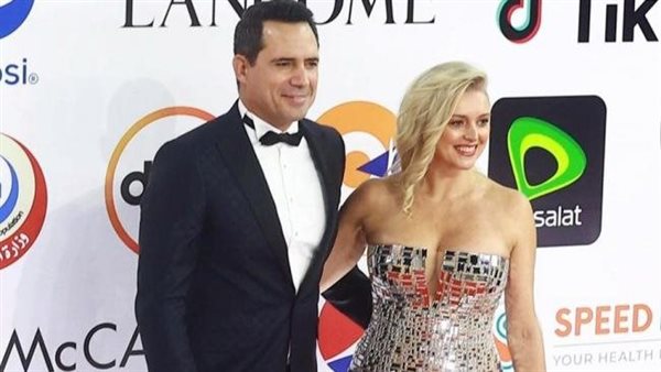 ظهرت وابنتها بصحبته.. زوجة ظافر العابدين تثير ضجة بالسوشيال ميديا | شاهد