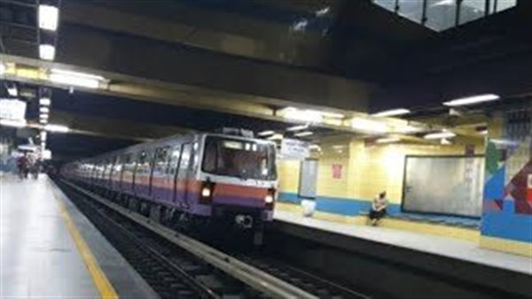 قلع هدومه وطلب من الموظف تذكرة.. موقف غريب داخل مترو الدقي