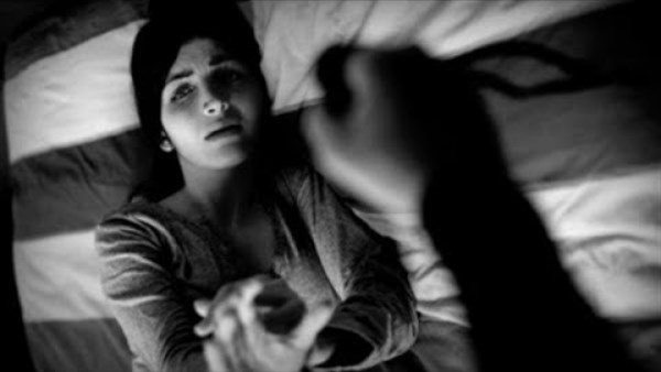  قيدني أثناء العلاقة وأقامها كرها عني.. دعاء تطلب الطلاق للضرر في محكمة الأسرة 