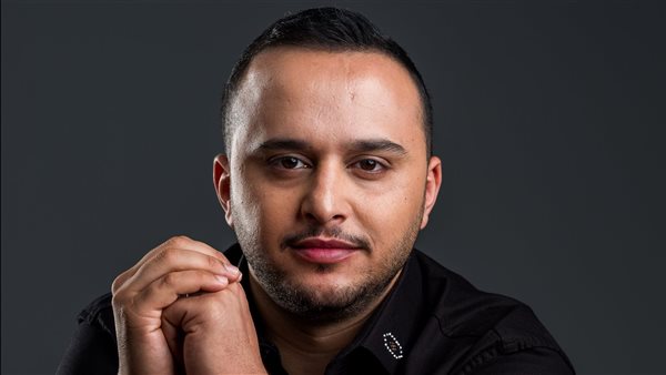 عزيز صالح يبدأ احتراف الغناء من دبي مع 