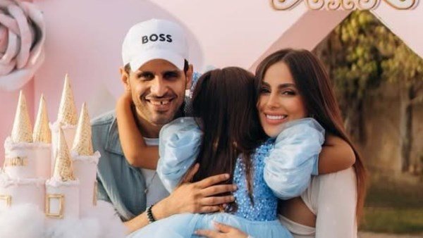  إطلالة جذابة.. حمدي المرغني وزوجته يحتفلان بعيد ميلاد ابنتهما | شاهد