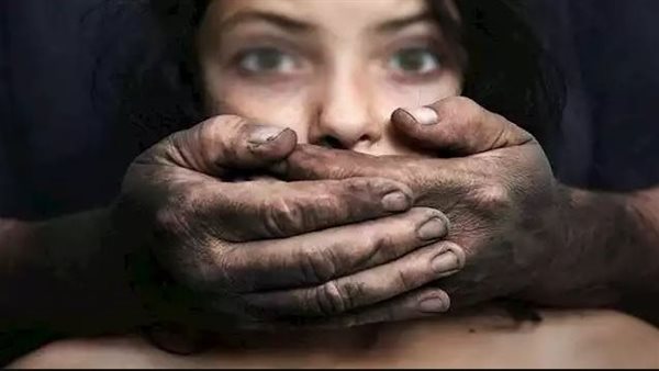 تعالي نلعب لعبة الدكتور.. الأب الجاحد قدم ابنته لأصدقائه على فراش الكيف بالإسكندرية