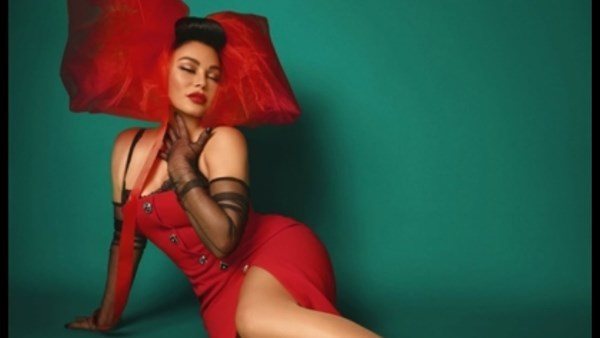 مي عمر ونسرين طافش وهيفاء وهبي الأبرز.. أجرأ إطلالات الفنانات بالأحمر في الكريسماس | شاهد