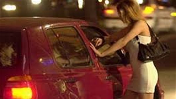 تفاصيل مثيرة.. فتاتان تستدرجان شخصين وتصورهما في أوضاع مخلة