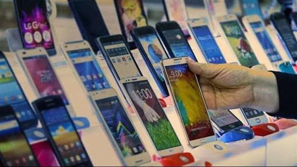بعد القرارات الأخيرة.. هل فتح علبة الهاتف المستورد عليه رسوم جمركية؟ 