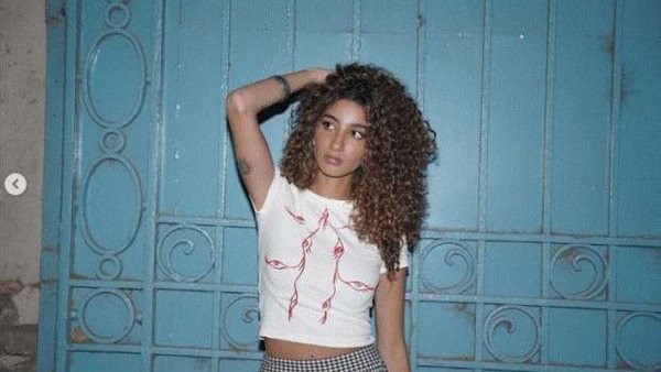 بنت الوز عوام.. لي لي ابنة أحمد حلمي ومنى زكي تشعل السوشيال ميديا | شاهد 