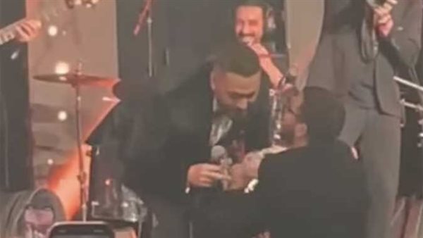 «بوسة إزاي يا جدع؟».. طلب غريب من معجب لـ تامر حسني على المسرح | فيديو