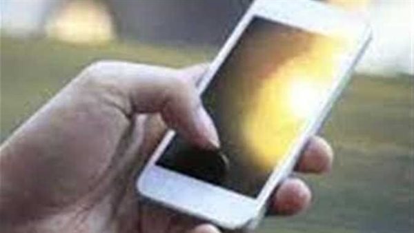 المالية تحسم الجدل.. هل يدفع المواطنون ضرائب على هواتفهم؟