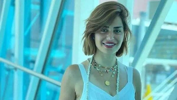 بالأحمر الجريء.. منة فضالي تثير الجدل بهذه الإطلالة | شاهد 