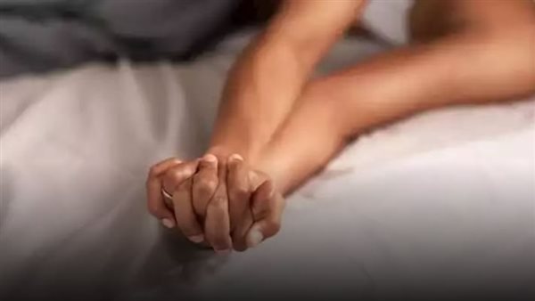 مع بنتي وعلى سريرها.. حكاية الأنثى والأستاذ والعلاقة المحرمة وصدمة الأب 