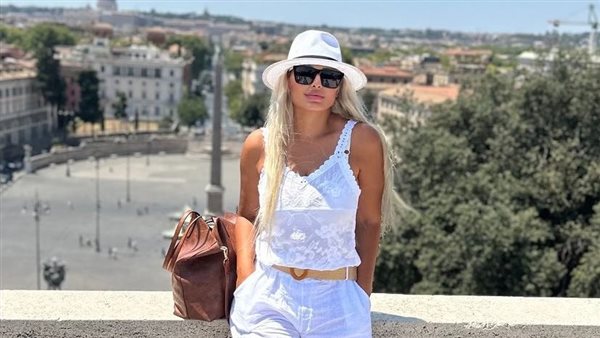 ملابس لافتة.. مي حلمي تثير ضجة بهذه الإطلالة | شاهد