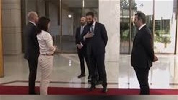 كواليس وتفاصيل مثيرة عن زيارة وزيري خارجية ألمانيا وفرنسا لسوريا.. الكاجوال والمصافحة | فيديو