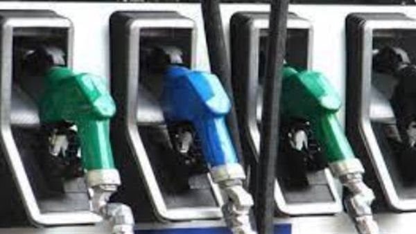  وزير المالية يجيب.. لماذا لا ينخفض سعر البنزين في مصر رغم تراجعه عالميًا؟ | فيديو