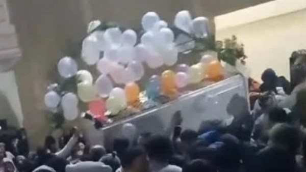 زينو النعش بالبلالين والنخيل.. زغاريد واحتفالات في جنازة شاب بالدقهلية | شاهد