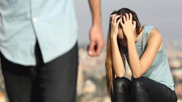 خلصوني منه مش بيهتم بيا.. زوجة تقاضي زوجها في محكمة الأسرة