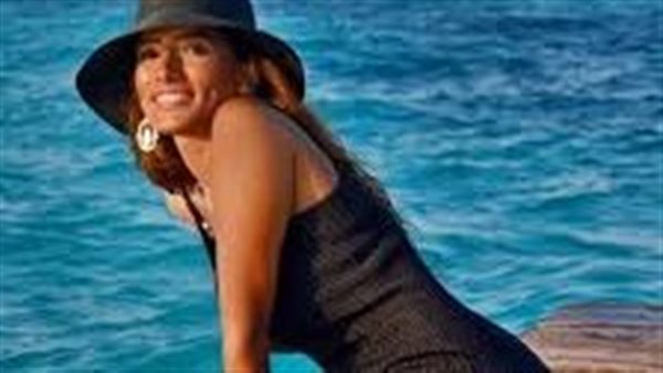 ملابس لافتة.. زينة تشعل السوشيال ميديا بهذه الإطلالة | شاهد