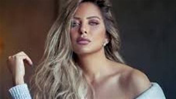 الكلب يشاركها في مفاجأة غير متوقعة.. ريم مصطفى تتألق بإطلالة فسفورية جريئة | شاهد