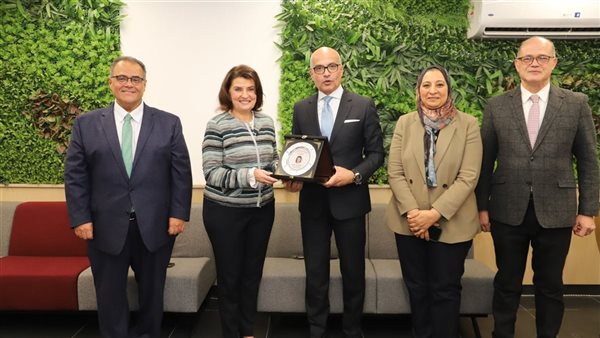 رئيس جامعة عين شمس يكرم مدير قطاع العلاقات الدولية ومدير إدارة المنح