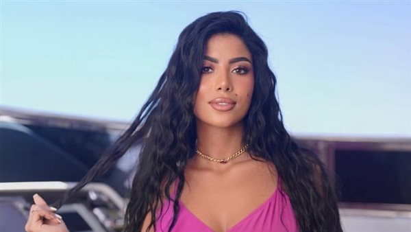  فستان قصير.. كارولين عزمي تثير الجدل فى أحدث ظهور | شاهد