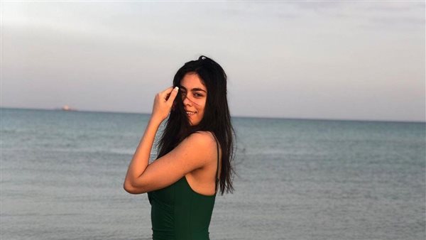 كاجوال لافت.. هاجر أحمد تثير الجدل بهذه الإطلالة | شاهد