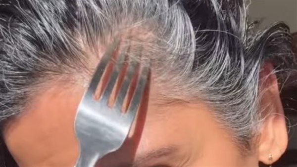 تريند غريب يثر الجدل.. شوكة الطعام تعيد شباب شعرك وتزيل الشيب | شاهد