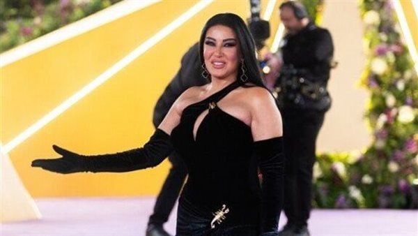  لابسة عقرب.. تفاصيل إطلالة سمية الخشاب المثيرة للجدل | شاهد