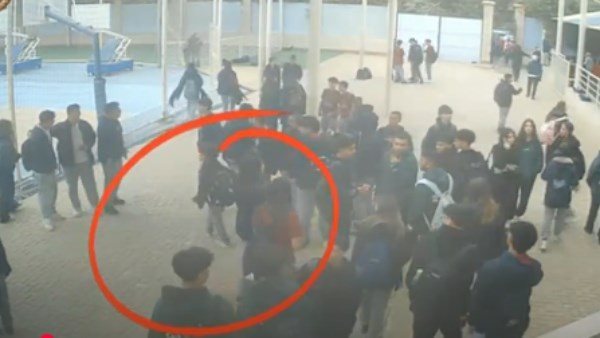  إيه اللي حصل بين كارما وراوية؟.. تفاصيل اللحظات الأولى لخناقة مدرسة التجمع | فيديو