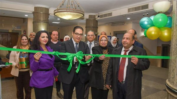 رئيس جامعة القاهرة يفتتح أول جهاز لإعادة تدوير العبوات البلاستيكية والمعدنية بالجامعة