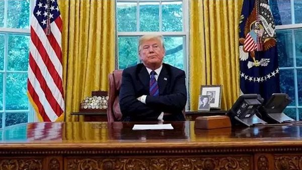 يقلق ضيوفه.. ما قصة الزر الأحمر الذي عاد مع ترامب إلى المكتب البيضاوي؟