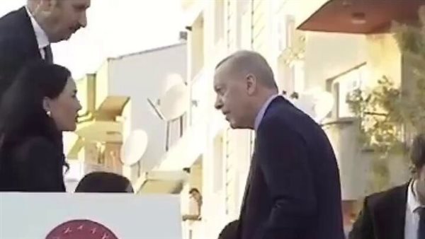 مشهد تقبيل يد أردوغان يثير الجدل في تركيا | فيديو