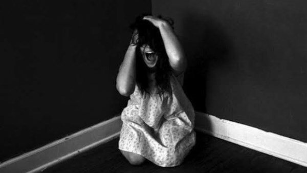 قيدوها بالسلاسل والأقفال 6 سنوات.. القصة الكاملة لاحتجاز فتاة البدرشين داخل غرفة مظلمة 