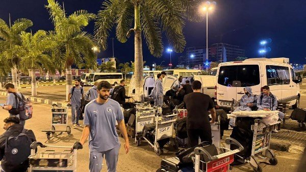  هبوط اضطراري وإغماء بين اللاعبين.. ماذا حدث لطائرة بيراميدز خلال 120 دقيقة في سماء أنجولا؟ 