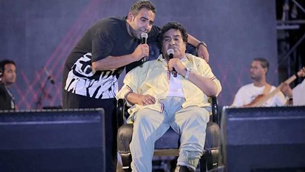 أول حفل له بعد وفاة والده.. ماذا طلب محمد عدوية من الجمهور؟ | فيديو