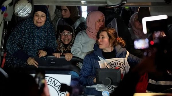 فرحة ناقصة.. الأسرى المحررون يشكرون الحشود ويدعون للتضامن مع من بقي خلف القضبان