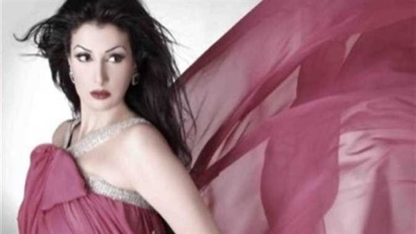 فستان وردي جريء.. غادة عبدالرازق تثير الجدل بجلسة تصوير عمرها 16 عامًا | شاهد